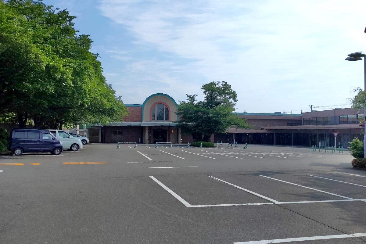 日華斎場の駐車場